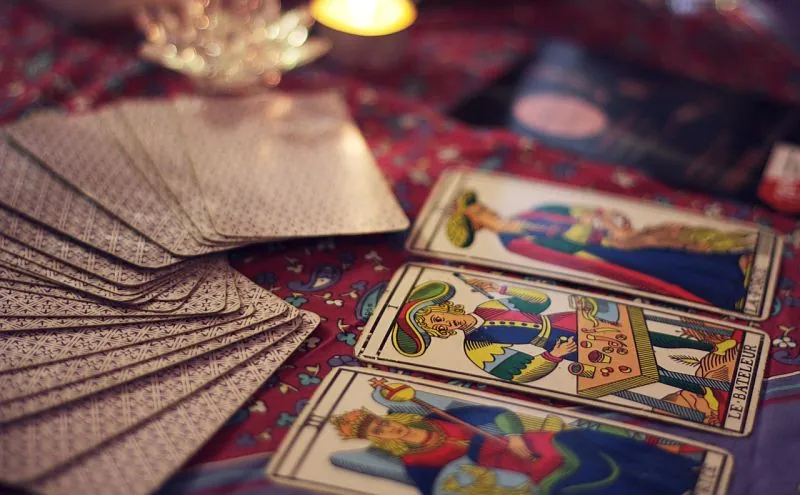 Cartas del tarot extendidas sobre la mesa